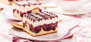 Потрясающий творожный торт с вишней: станет любимым десертом на любой праздник