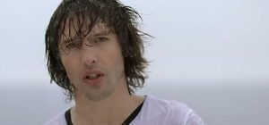 Исполнитель хита "You're beautiful" опозорился в сети своим образом в шапке с гербом РФ (фото)