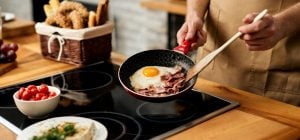 Зачем лить уксус на сковороду перед жаркой: старый кулинарный трюк