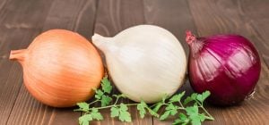 Главное отличие между белым и красным луком: как не ошибиться при выборе