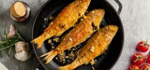 Для чого перед смаженням натирати рибу цукром: цей трюк вас здивує