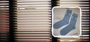 Элементарный способ отмыть жалюзи от пыли и жира, не снимая: нужен только старый носок