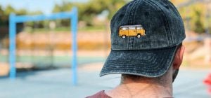 Не просто мода: що означає носити кепку задом наперед