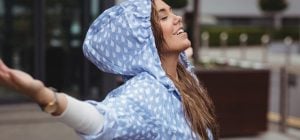 Ветровки из 90-х снова вернулись: какую вы выберете этой весной