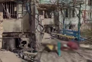 Росіяни вдарили по багатоповерхівці в Херсоні, загинули люди, що сиділи біля під'їзду (відео)