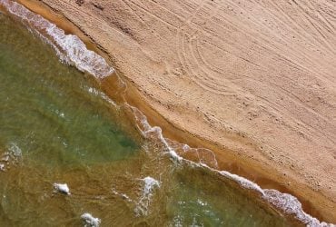 Граничит с пятью странами: какое озеро самое большое в мире