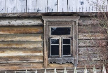 Будинок за ціною паркану: 21-річний українець купив житло, яке розкололося навпіл