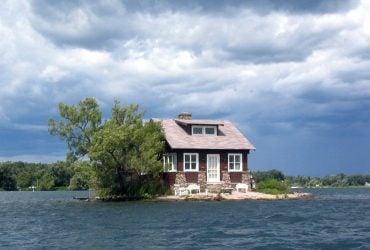 Один дом и одно дерево: где находится самый маленький обитаемый остров в мире