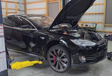 Американец купил электромобиль Tesla со скидкой 92% и смог починить его всего за $80