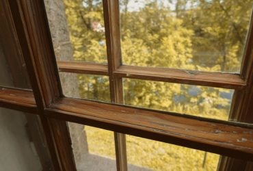 Этим методом мыть окна проще простого: разводов на стекле не остается вообще