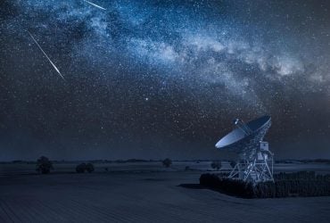 Ученые поймали лазерный сигнал от объекта в 8 миллиардах световых лет: что это может быть