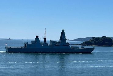 Британский эсминец HMS Duncan отражал атаки дронов и ракет у побережья Уэльса
