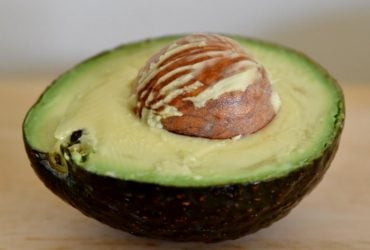 Чи можна їсти авокадо, яке потемніло: експерти розповіли, коли фрукт слід викинути