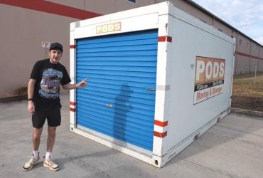 Мужчина рискнул купить брошенный контейнер мультимиллионера и нашел сокровище (видео)