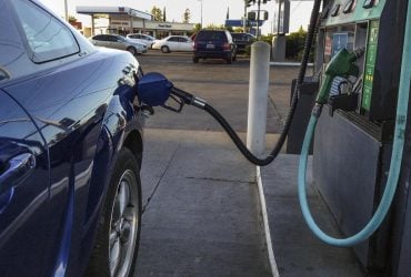 После критики правительство решило ограничить программу "Кэшбэк на топливо"