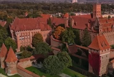 Найбільший замок у світі займає 21 гектар і має драматичну історію: де він знаходиться