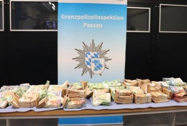 45-летний мужчина вез через Германию миллион евро наличными