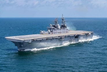 США отправили USS Tripoli на Ближний Восток: корабль умеет то, что не под силу авианосцам