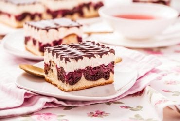 Неймовірний сирний торт з вишнею: стане улюбленим десертом на будь-яке свято