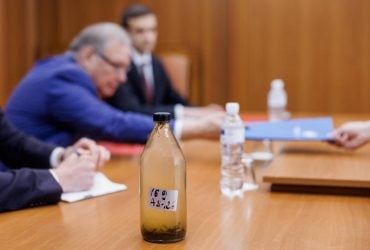 МИД Молдовы передал российскому послу бутылку воды из загрязненного Днестра (фото)