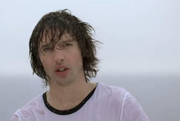 Виконавець хіта "You're beautiful" осоромився в мережі своїм образом в шапці з гербом РФ (фото)