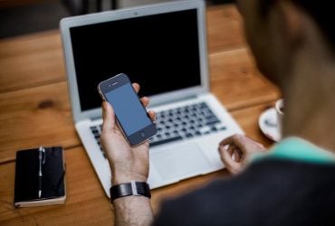 Россияне атакуют гаджеты Apple через украинские сайты, – Reuters