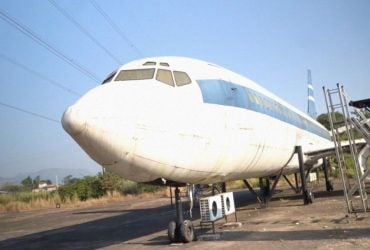 Мужчины нашли брошенный Boeing 737 и не поверили, что внутри