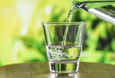 Проста звичка для здоров’я: лікарі пояснили, чим корисна склянка теплої води