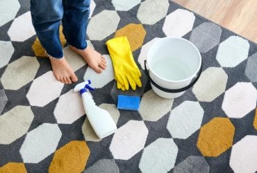 Ковер посыпали дешевым средством на 30 минут, не снимая с пола: стал как новенький