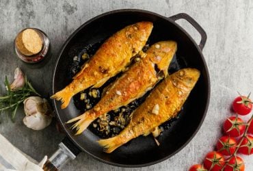 Зачем перед жаркой натирать рыбу сахаром: этот трюк вас удивит