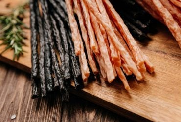 Полезны ли мясные палочки и вяленое мясо: диетологи объяснили все нюансы