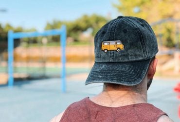 Не просто мода: що означає носити кепку задом наперед