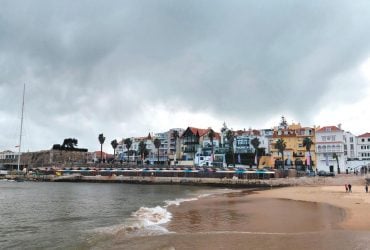 Кашкайш: уютный пляжный курорт в Португалии, где можно заглянуть в пасть Дьявола