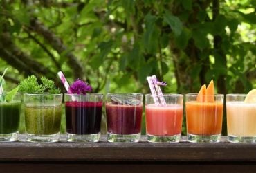 Учёные назвали сок, который помогает организму справляться с жирной пищей