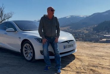Мужчина проехал более 350 км на Tesla по Украине, чтобы проверить запас хода электрокара