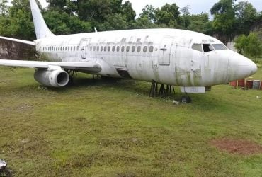 На Бали посреди леса стоит самолет, и никто не знает, откуда он взялся