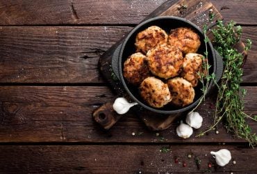 Мясные и рыбные котлеты с картошкой: 2 рецепта без хлеба