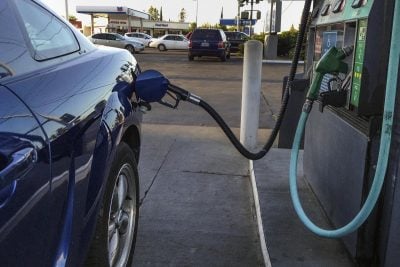 После критики правительство решило ограничить программу "Кэшбэк на топливо"