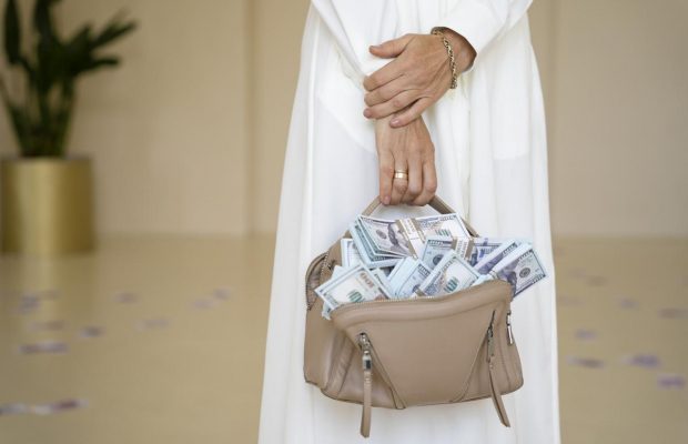 Скільки готівки та золота можна провезти через кордон: коли не випустять просто так