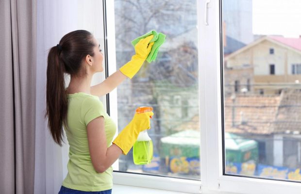 Натирать окна газетами - пережиток "совка": как вымыть окна до блеска с первого раза