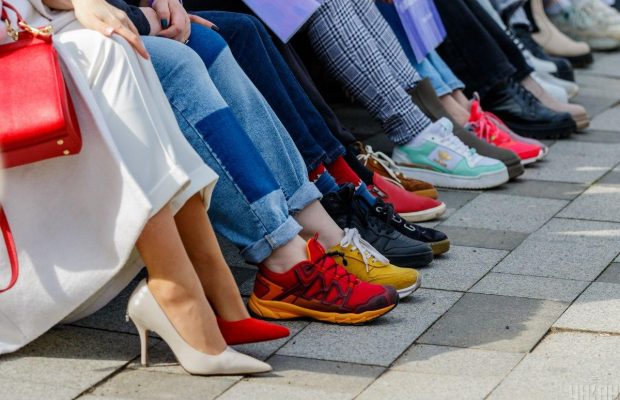 Експерт з подорожей радить туристам завжди залишати взуття у сейфі готелю: в чому причина