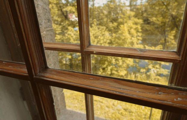 Этим методом мыть окна проще простого: разводов на стекле не остается вообще