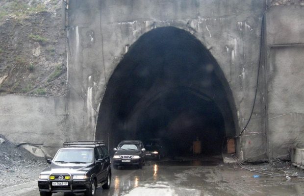 В нем больно дышать: в Азии есть "туннель смерти", который называют самым опасным в мире