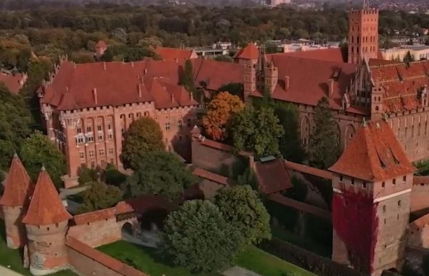 Найбільший замок у світі займає 21 гектар і має драматичну історію: де він знаходиться