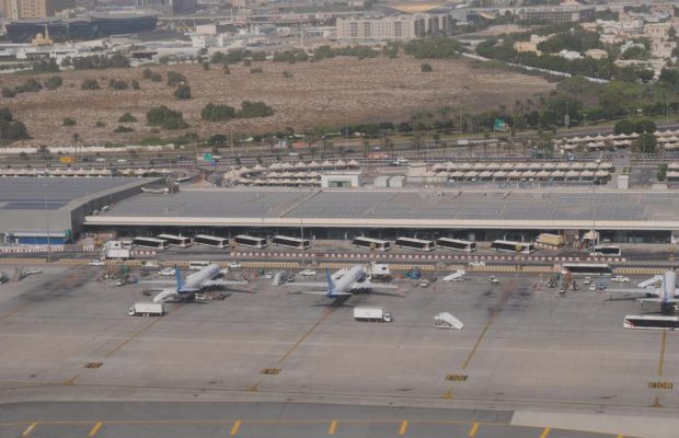 Спалахнула пожежа: міжнародний аеропорт Дубая призупинив польоти через іранський дрон