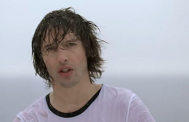 Виконавець хіта "You're beautiful" осоромився в мережі своїм образом в шапці з гербом РФ (фото)