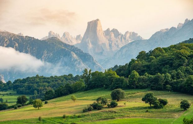 Ошеломляющий горный хребет в Испании признали самым красивым местом в мире в 2026 году