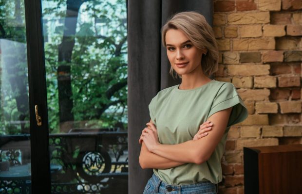 Схрещені руки: психологиня розповіла, чому це не завжди свідчить про недовіру