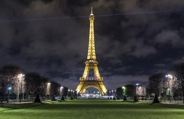 У Парижі продадуть оригінальну частину Ейфелевої вежі