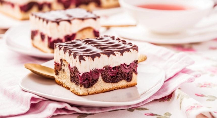 Неймовірний сирний торт з вишнею: стане улюбленим десертом на будь-яке свято